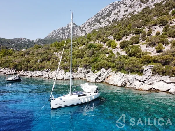 Oceanis 43 - Yacht Charter Sailica