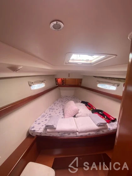 Oceanis 43 - Yacht Charter Sailica
