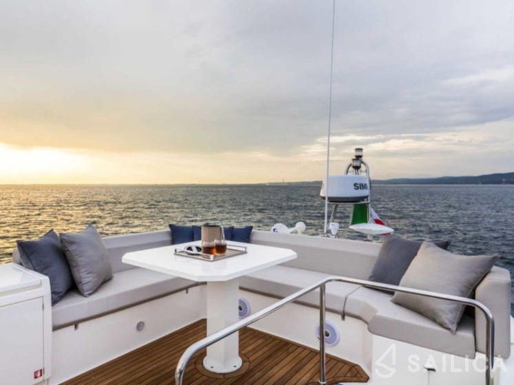 Ferretti 450 - Yacht Charter Sailica