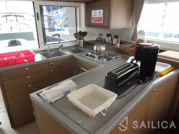 Lagoon 450  Flybridge - Yacht Charter Sailica