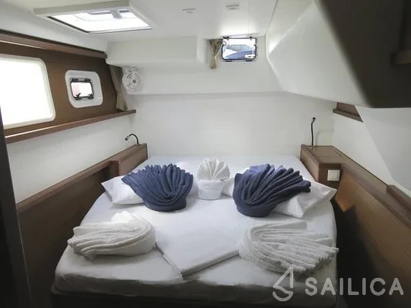 Lagoon 450  Flybridge - Yacht Charter Sailica