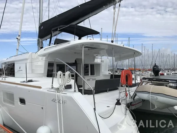 Lagoon 450  Flybridge - Yacht Charter Sailica