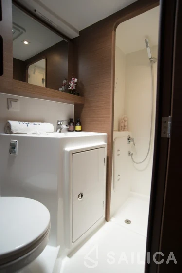 Lagoon 42 - Yacht Charter Sailica