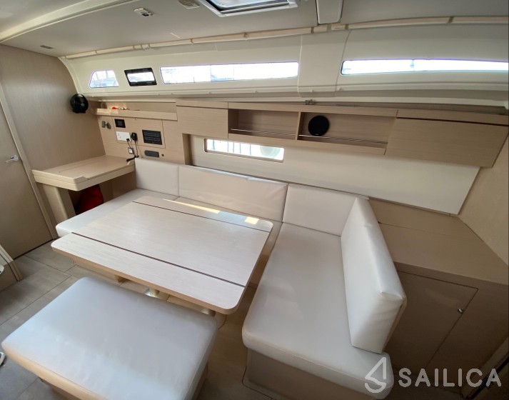 Oceanis 40.1 - Yacht Charter Sailica