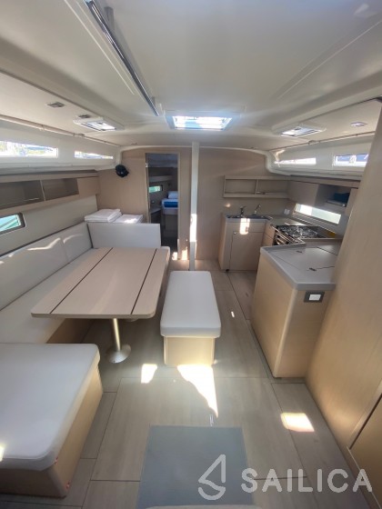 Oceanis 40.1 - Yacht Charter Sailica
