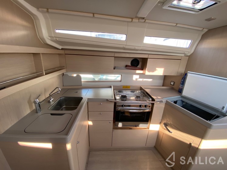 Oceanis 40.1 - Yacht Charter Sailica