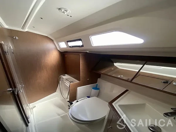 Oceanis 40.1 - Yacht Charter Sailica