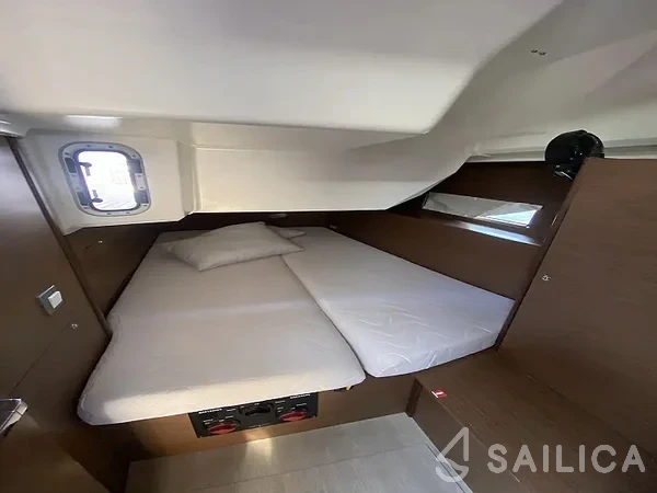 Oceanis 40.1 - Yacht Charter Sailica