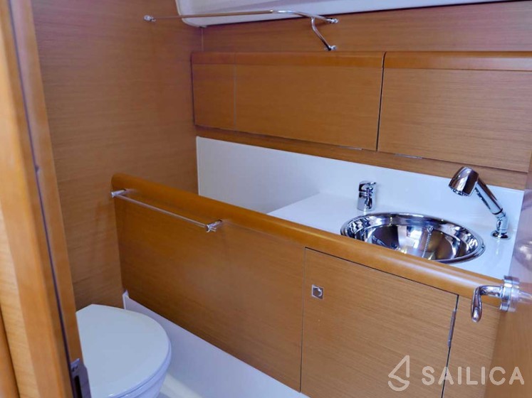 Sun Odyssey 33i - Yacht Charter Sailica
