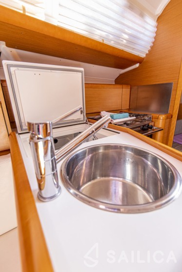 Sun Odyssey 33i - Yacht Charter Sailica