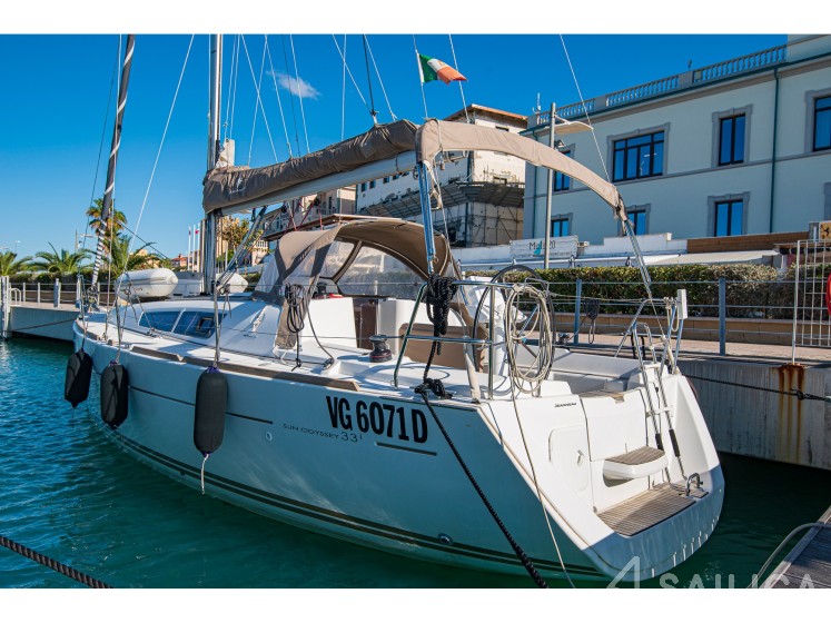 Sun Odyssey 33i - Yacht Charter Sailica