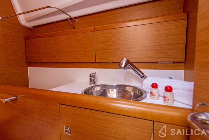 Sun Odyssey 33i - Yacht Charter Sailica