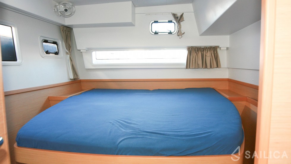 Lagoon 42 - Yacht Charter Sailica
