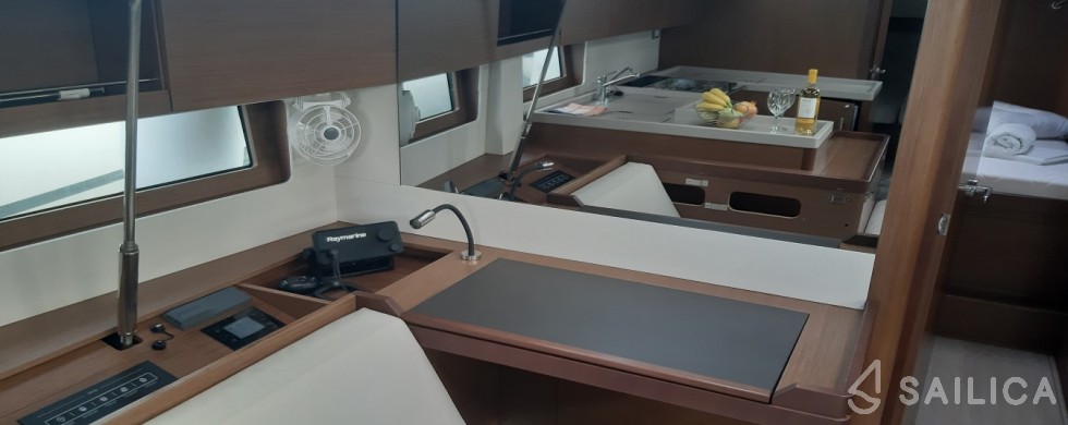 Oceanis 51.1 - Yacht Charter Sailica