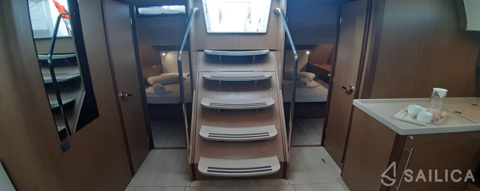 Oceanis 51.1 - Yacht Charter Sailica