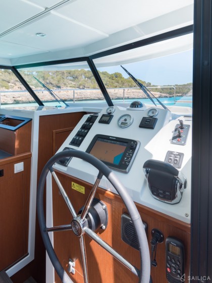 Swift Trawler 30 - Yacht Charter Sailica
