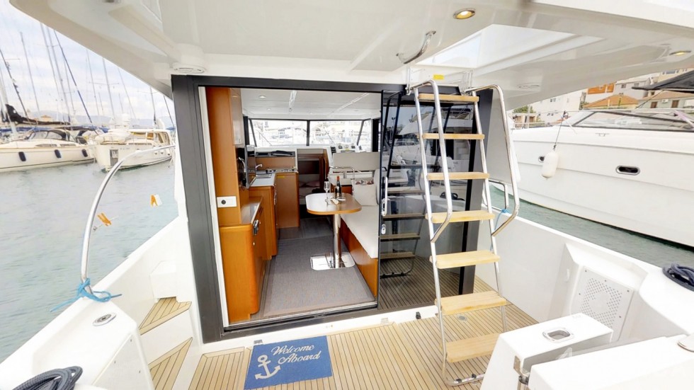 Swift Trawler 30 - Yacht Charter Sailica