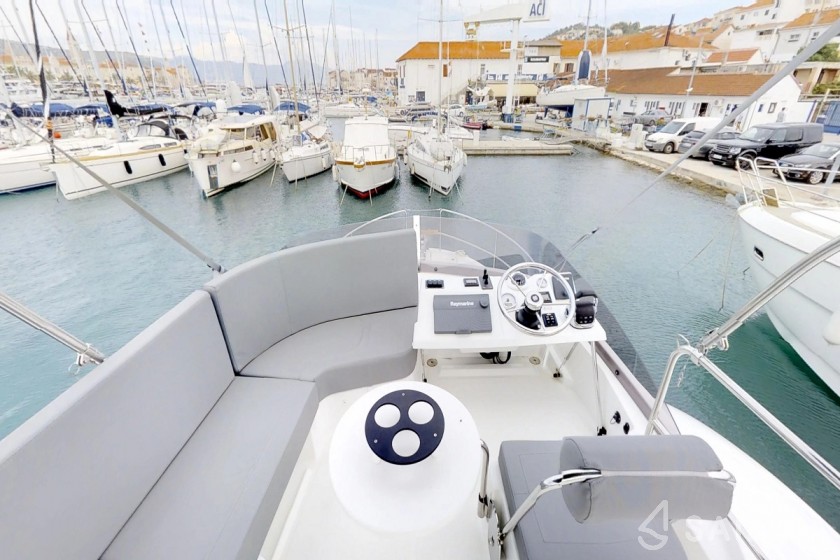 Swift Trawler 30 - Yacht Charter Sailica