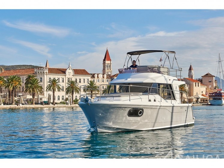 Swift Trawler 30 - Yacht Charter Sailica