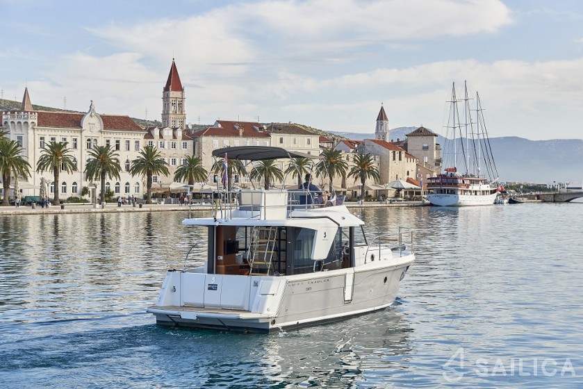 Swift Trawler 30 - Yacht Charter Sailica