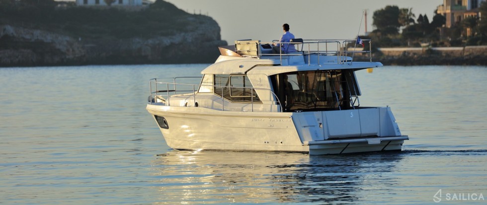 Swift Trawler 30 - Yacht Charter Sailica