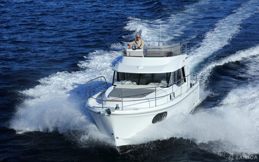 Swift Trawler 30 - Yacht Charter Sailica