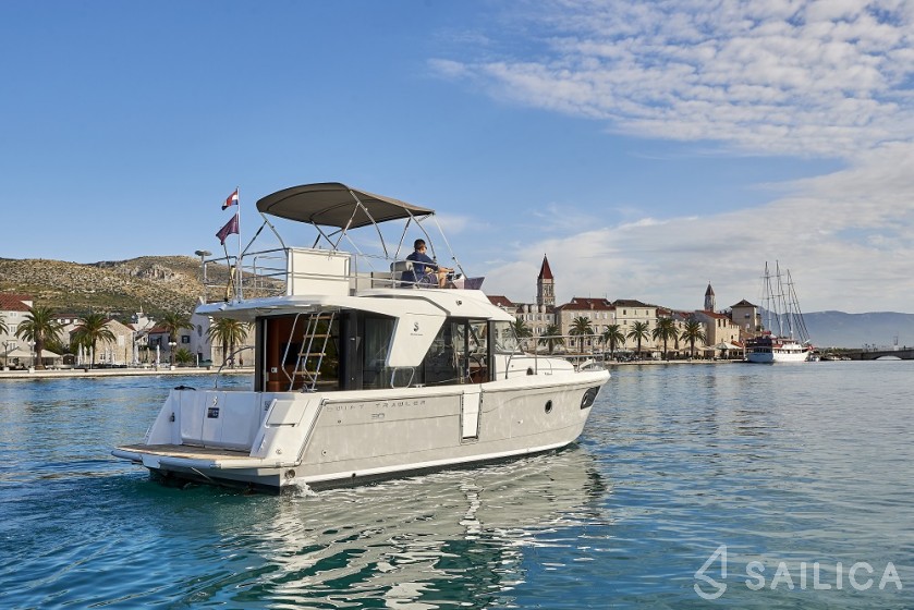 Swift Trawler 30 - Yacht Charter Sailica