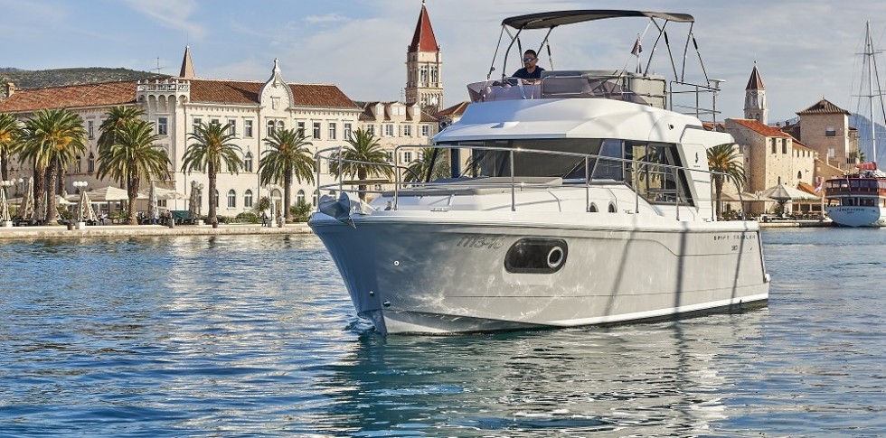 Swift Trawler 30 - Yacht Charter Sailica
