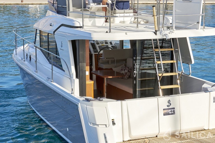 Swift Trawler 30 - Yacht Charter Sailica