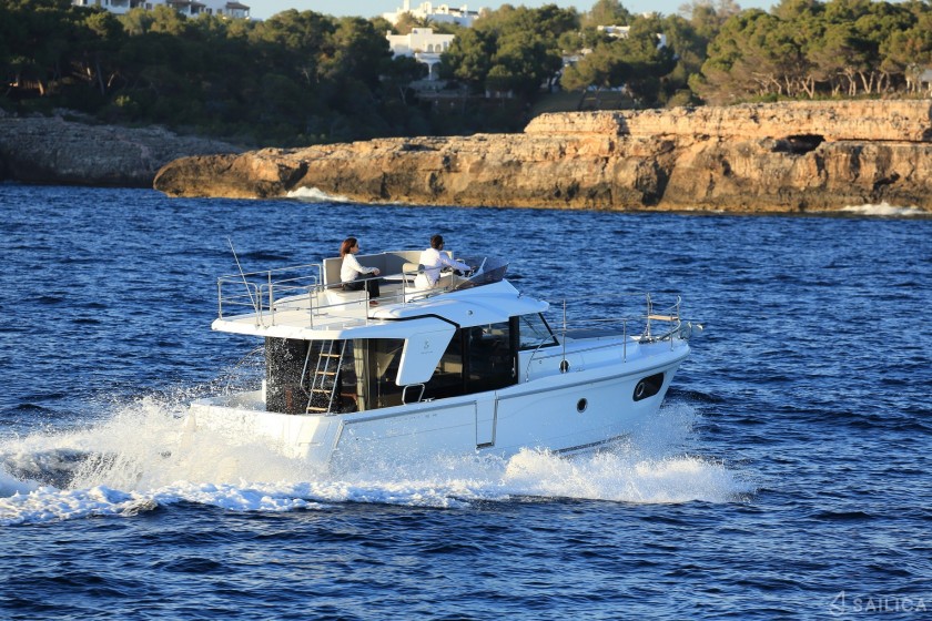 Swift Trawler 30 - Yacht Charter Sailica