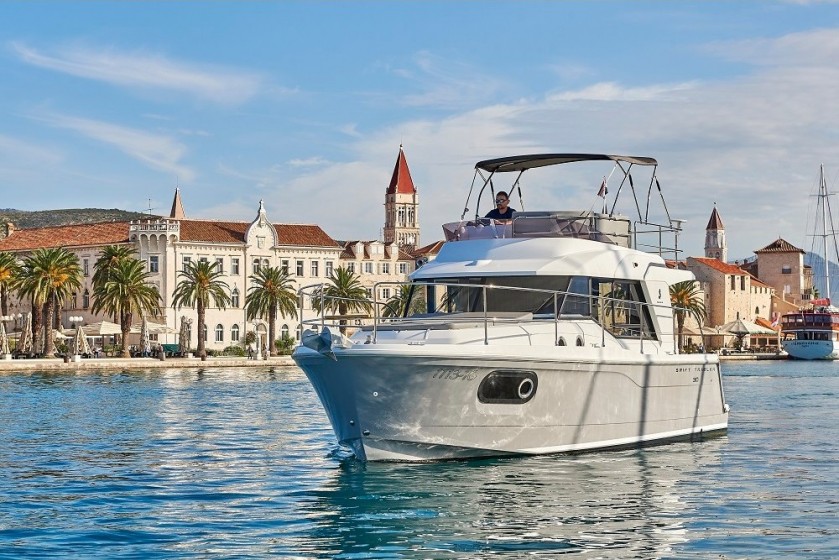 Swift Trawler 30 - Yacht Charter Sailica