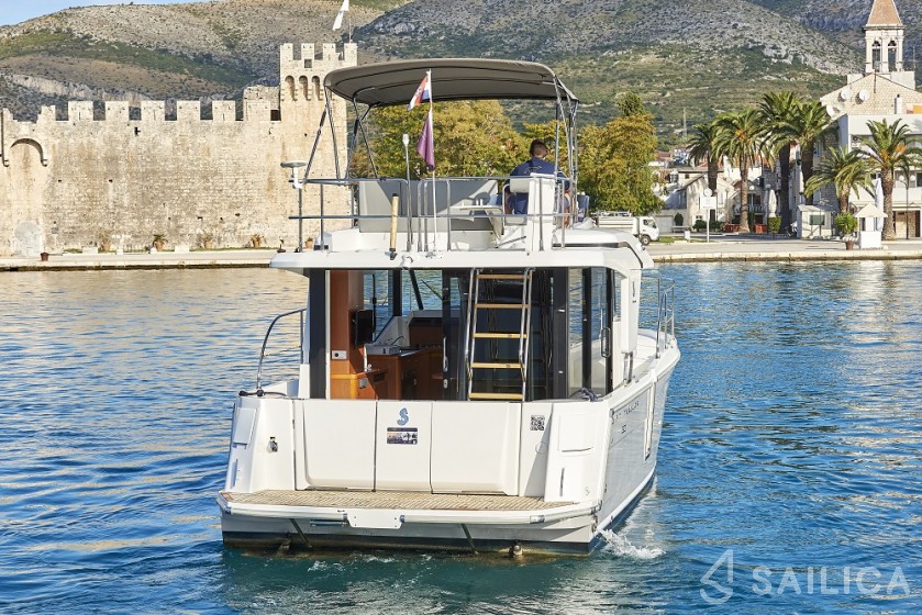 Swift Trawler 30 - Yacht Charter Sailica
