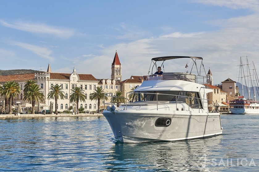 Swift Trawler 30 - Yacht Charter Sailica