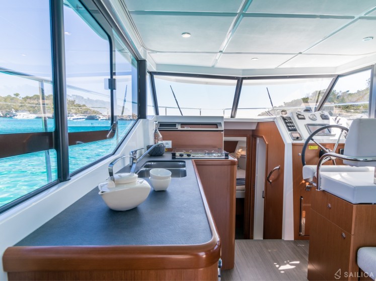 Swift Trawler 30 - Yacht Charter Sailica