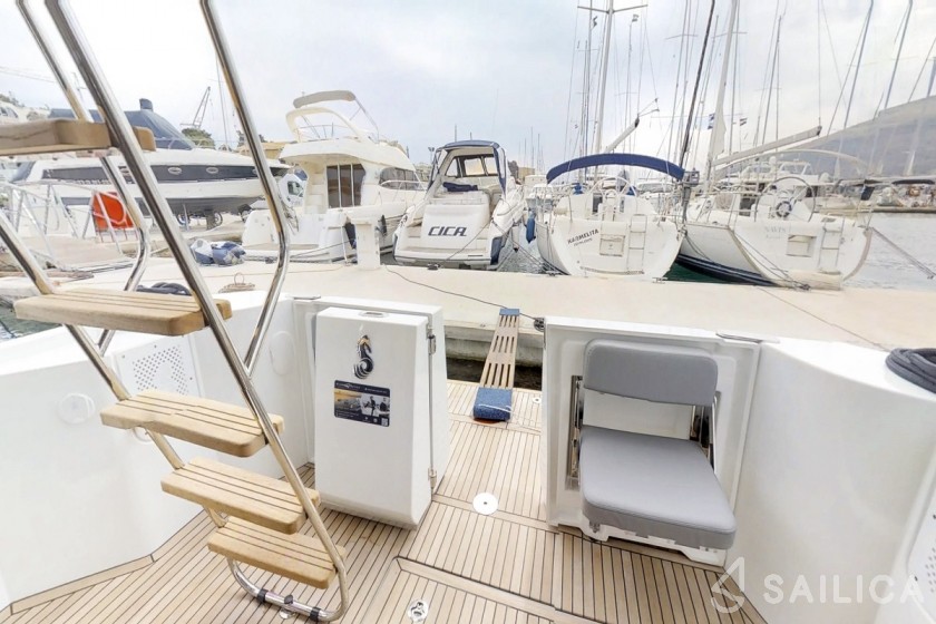Swift Trawler 30 - Yacht Charter Sailica