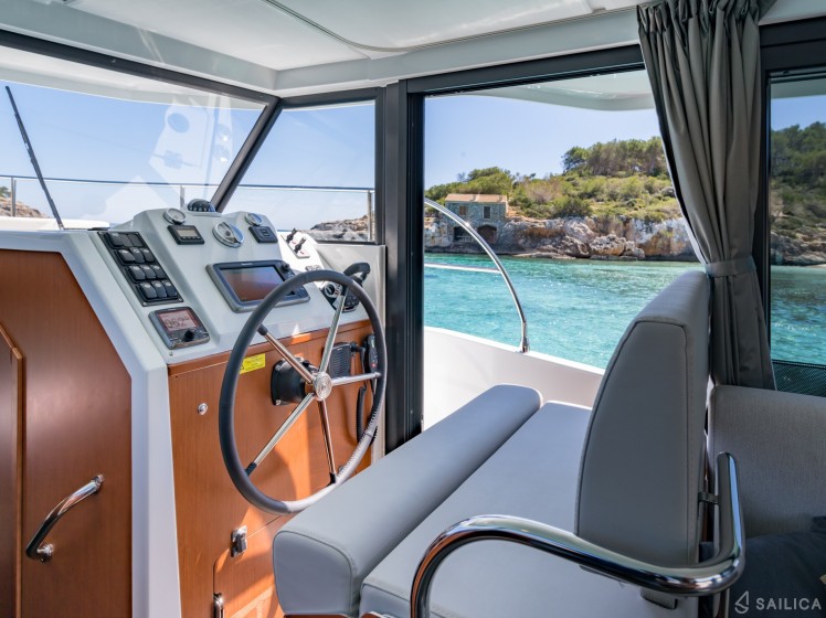 Swift Trawler 30 - Yacht Charter Sailica
