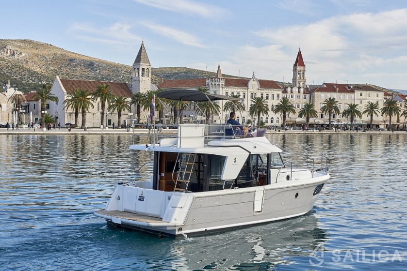 Swift Trawler 30 - Yacht Charter Sailica