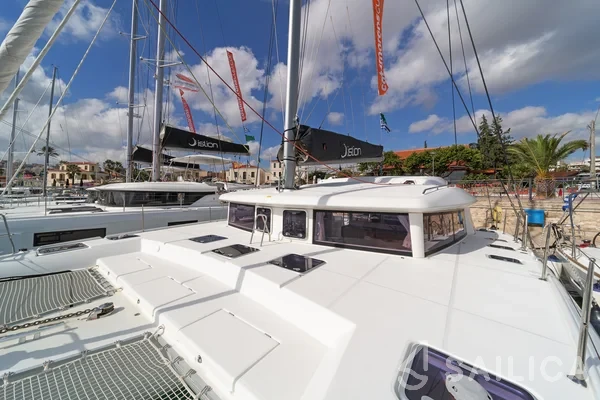 Lagoon 421 - Yacht Charter Sailica