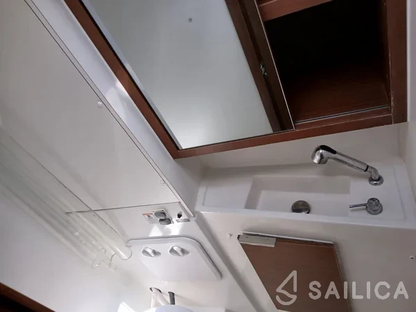 Lagoon 42 - Yacht Charter Sailica