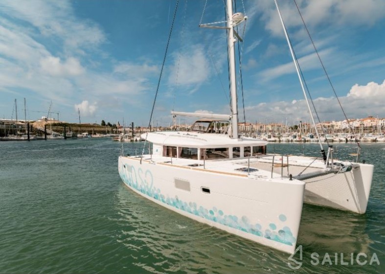 Lagoon 400 S2 - Yacht Charter Sailica