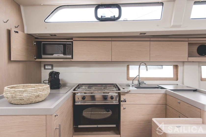 Oceanis 51.1 - Yacht Charter Sailica