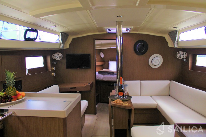 Oceanis 41.1 - Yacht Charter Sailica