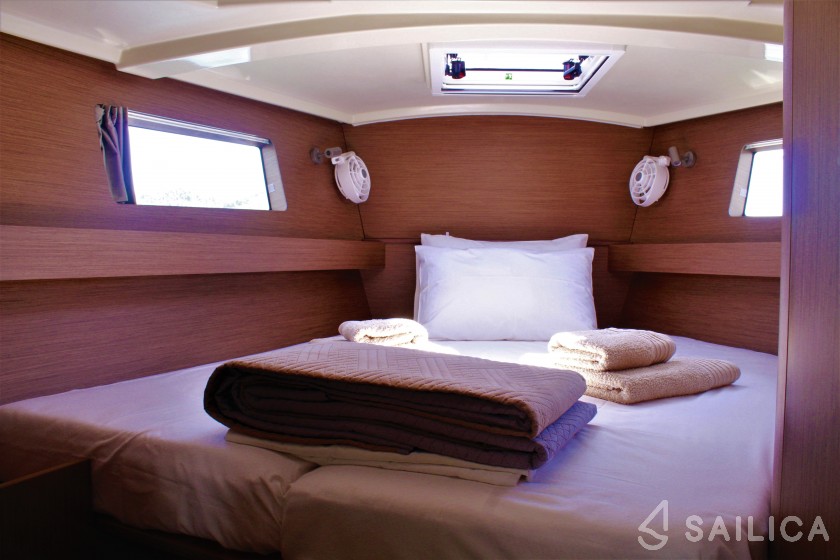 Oceanis 41.1 - Yacht Charter Sailica