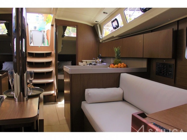 Oceanis 41.1 - Yacht Charter Sailica