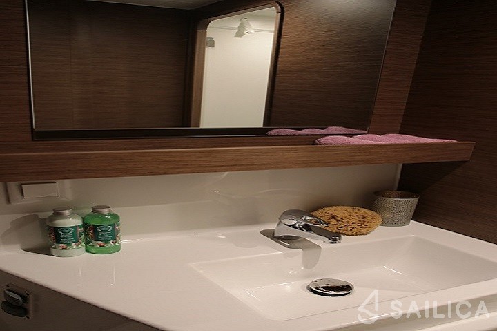 Lagoon 42 - Yacht Charter Sailica