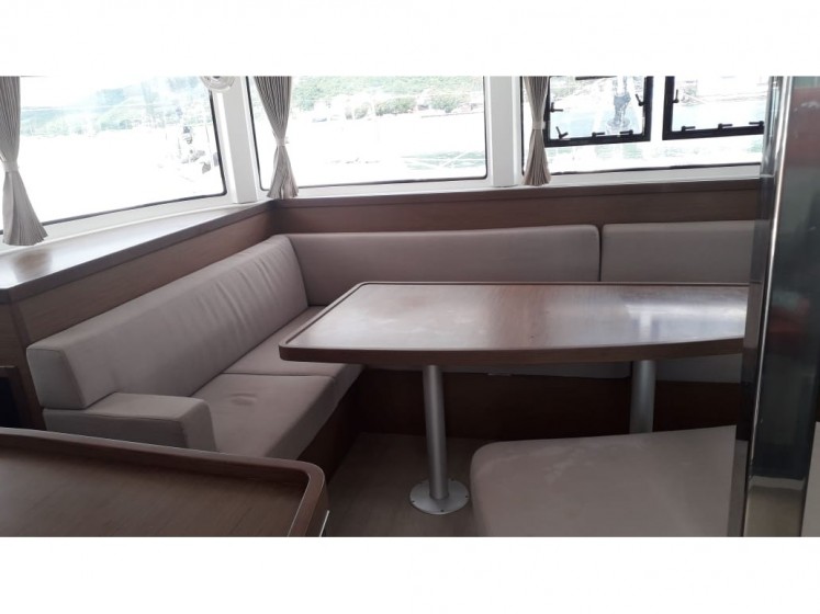 Lagoon 42 - Yacht Charter Sailica