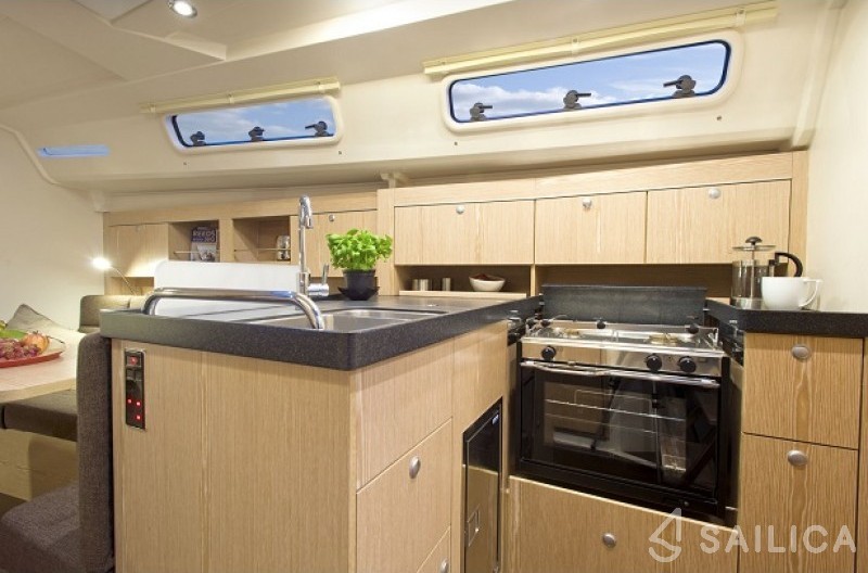 Hanse 415 - Yacht Charter Sailica