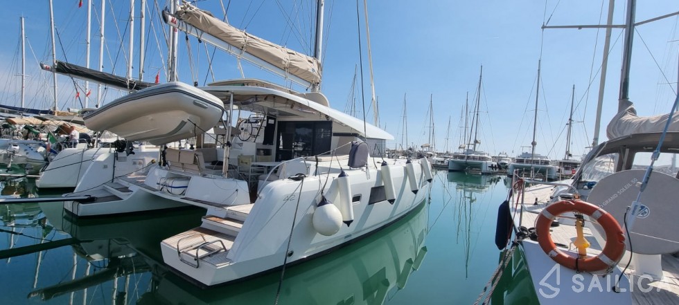 Lagoon 42 - Yacht Charter Sailica