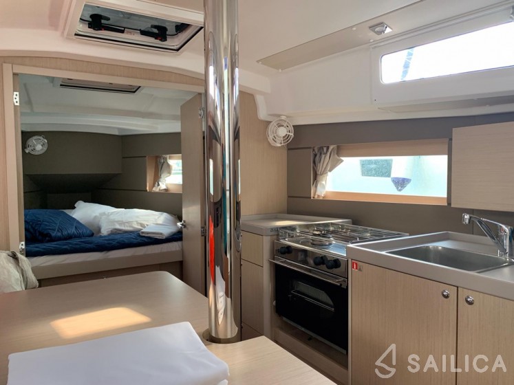 Oceanis 35.1 - Yacht Charter Sailica