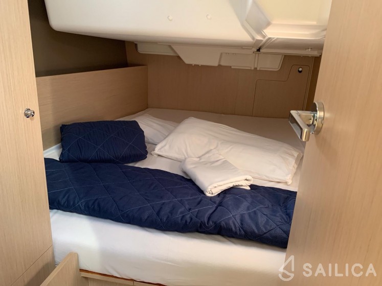Oceanis 35.1 - Yacht Charter Sailica